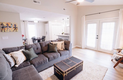 Mayhew House | Overlooking Elm Lake Golf Course, Sunset Villa
