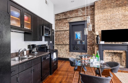Radcliffeborough Apartment | Overlooking King St, Walk Everywhere w/Parking!