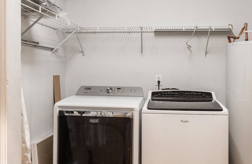 Radcliffeborough Apartment | Overlooking King St, Walk Everywhere w/Parking!