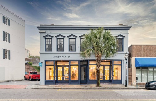 Radcliffeborough Apartment | Overlooking King St, Walk Everywhere w/Parking!