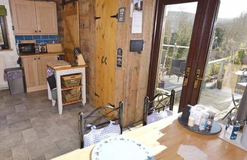 Newtown Cottage | Overlooking the River Severn its path/cycle route with outside seating & dining.