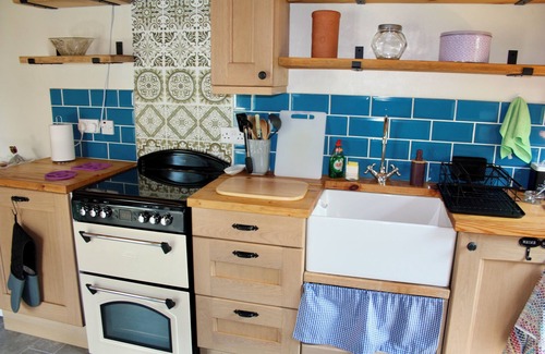 Newtown Cottage | Overlooking the River Severn its path/cycle route with outside seating & dining.