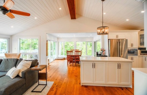 Bala Cottage | OvertheMoon-New Reno, Sauna, Kayak, Firepit, Dock