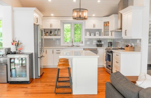Bala Cottage | OvertheMoon-New Reno, Sauna, Kayak, Firepit, Dock
