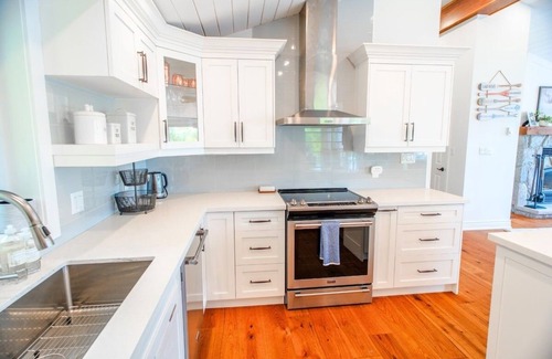 Bala Cottage | OvertheMoon-New Reno, Sauna, Kayak, Firepit, Dock