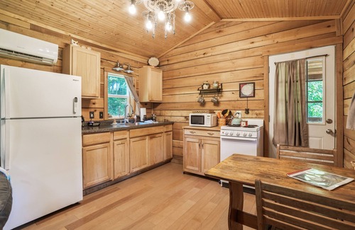 Logan Cabin | Owl Creek on 54 ac, pond, hot tub, fire ring,grill