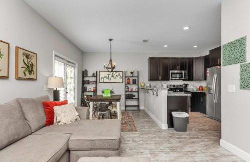 Wright House | Owl's Nest - Cozy Townhome Close to Beaches, Attractions & More!