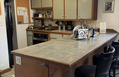 Carbondale House | Owl's Nest is a perfect getaway in the woods with lakes nearby. Pet friendly!