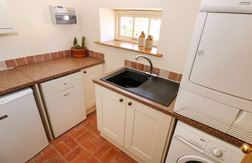 Alford Cottage | OWL'S ROOST, family friendly, with a garden in Alford