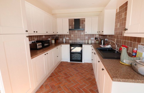 Alford Cottage | OWL'S ROOST, family friendly, with a garden in Alford