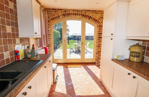 Alford Cottage | OWL'S ROOST, family friendly, with a garden in Alford