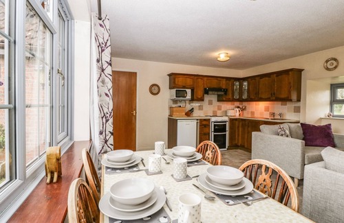 Lympsham Cottage | OWLS RETREAT, pet friendly, character holiday cottage in Brean