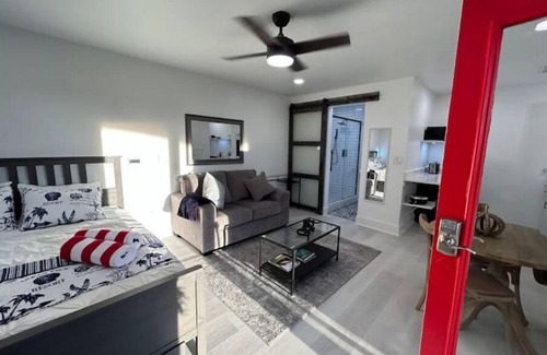 Franklin House | OWN ENTRANCE; PARKING; POOL; STUNNING VIEWS. EVERYTHING BRAND NEW 9/23!