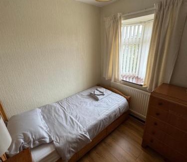 Kidlington House | Oxford 3 Bedroom Detached House, with Large Garden and Private Parking
