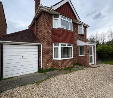 Kidlington House | Oxford 3 Bedroom Detached House, with Large Garden and Private Parking