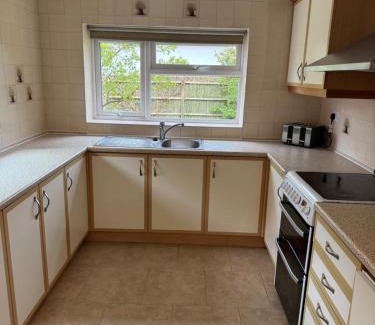 Kidlington House | Oxford 3 Bedroom Detached House, with Large Garden and Private Parking