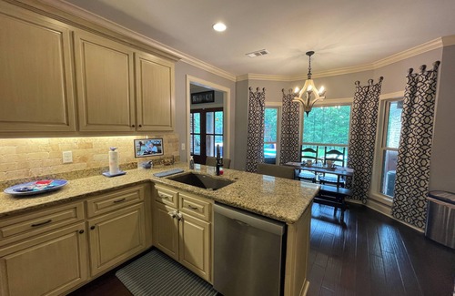 Oxford House | Oxford Country Home-15 Minutes From Campus!