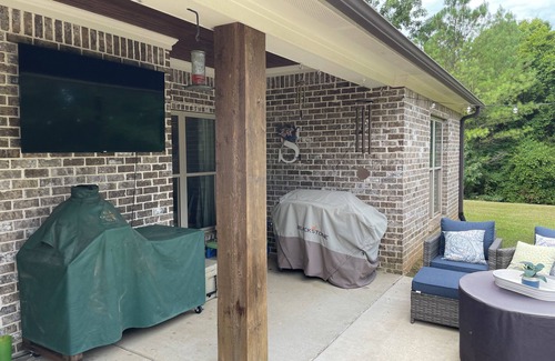 Oxford House | Oxford Country Home-15 Minutes From Campus!