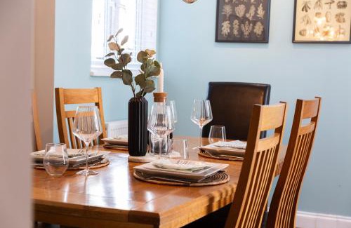 Headington House | Oxford Escape - Stylish 3 Bedroom Holiday Home with free parking