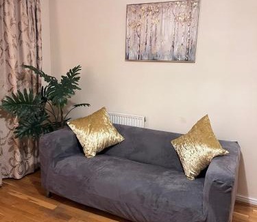 Iffley House | Oxford four-Bedrooms detached house with driveway parking