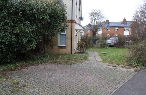 Iffley House | Oxford four-Bedrooms detached house with driveway parking