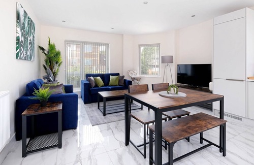 Reading Apartment | Oxford Rd 2 Bed Serviced Apartment 06 with Parking, Reading