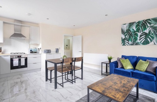 Reading Apartment | Oxford Rd 2 Bed Serviced Apartment 06 with Parking, Reading