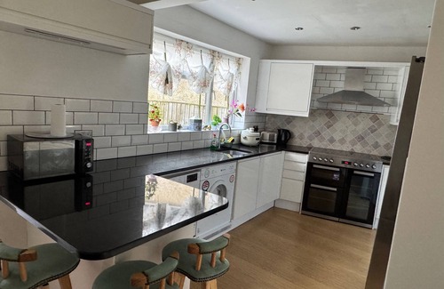 Headington Villa | Oxford Villa - 4 Bedrooms 5 Beds Sleep 8
