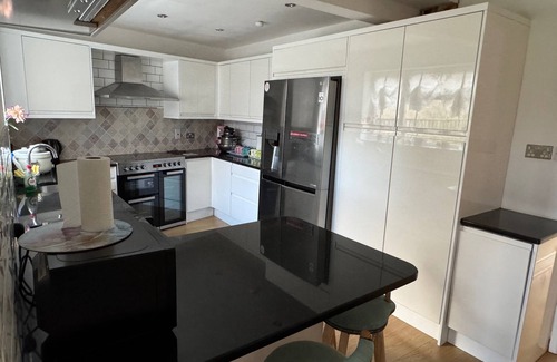 Headington Villa | Oxford Villa - 4 Bedrooms 5 Beds Sleep 8