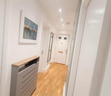 Oxford Apartment | Oxfords 5 Star Lux 2 bedroom Flat near JR 5 pax, permit parking