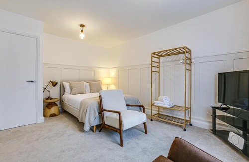 Oxted Apartment | Oxted High St
