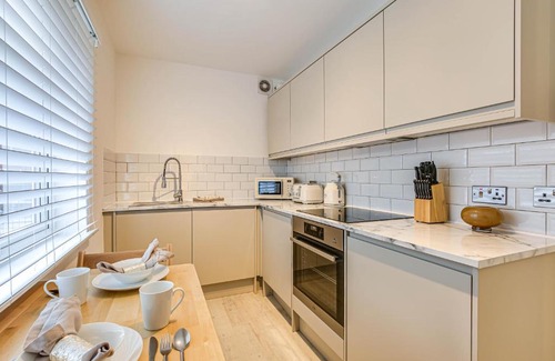 Oxted Apartment | Oxted High St