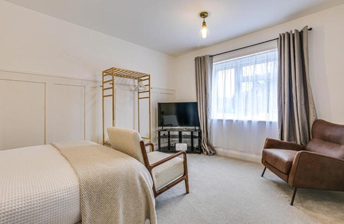 Oxted Apartment | Oxted High St