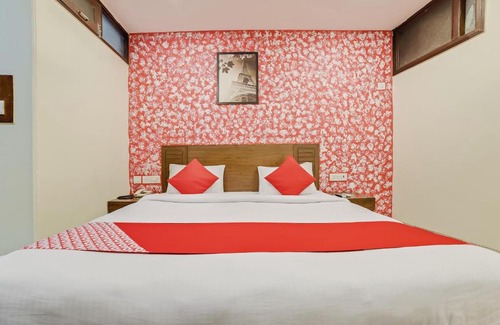 Paharganj Hotel | OYO 24437 Oxford Palace