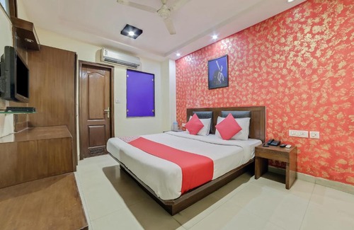 Paharganj Hotel | OYO 24437 Oxford Palace
