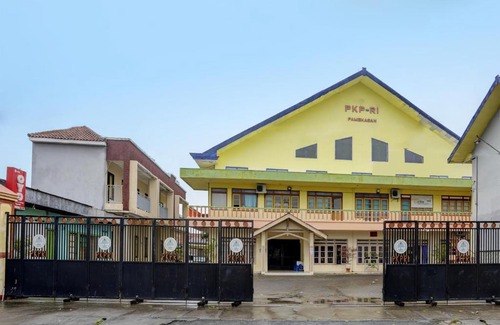 Pamekasan Hotel | OYO 2708 Hotel Kemuning Syariah
