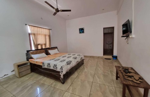 Mat Hotel | OYO 70048 Hotel Gv