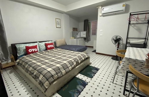 Wat Bowon Niwet Hotel | OYO 75396 Look Shine Apartment