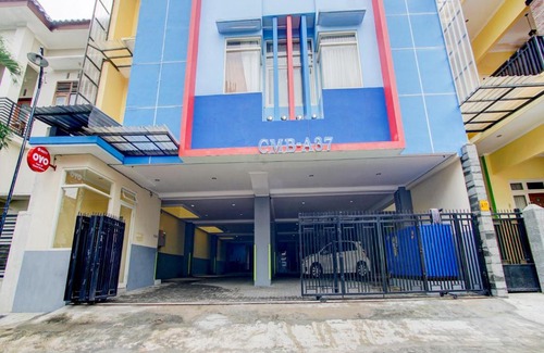 Malang Hotel | OYO 90217 Cmb 37 Guest House