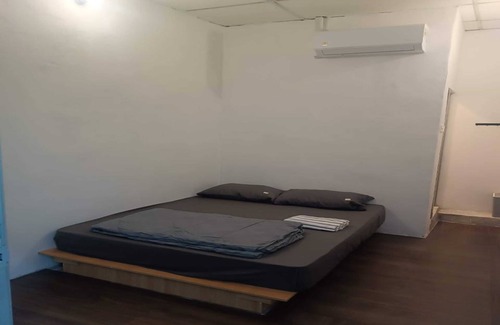 Jelutong Hotel | OYO 91085 J Stay Guesthouse