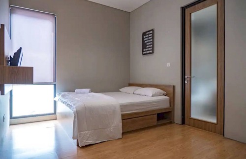 Binong Hotel | OYO 93998 Three J Living