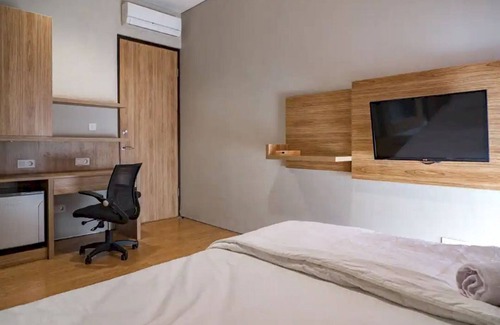Binong Hotel | OYO 93998 Three J Living