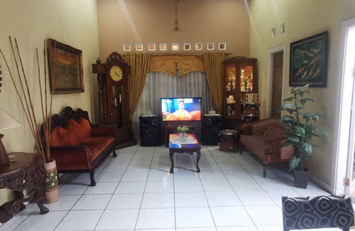 Balikpapan Hotel | OYO 94671 Classic Guesthouse