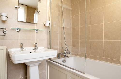 Bath Bed & Breakfast | OYO Bailbrook Lodge, Bath
