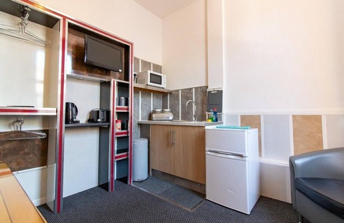 Newcastle-upon-Tyne Apartment | OYO Bentleys Hotel Standard Family of 3 Room