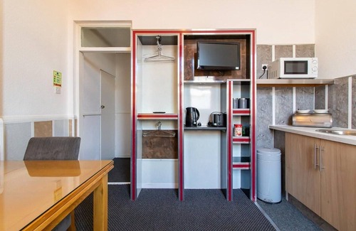Newcastle-upon-Tyne Apartment | OYO Bentleys Hotel Standard Family of 3 Room