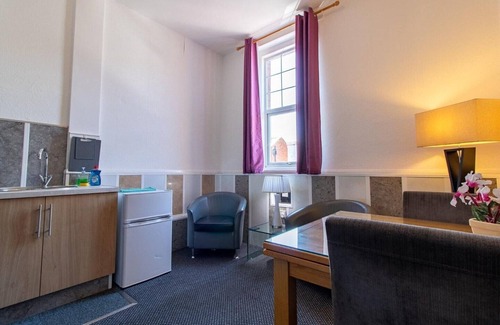 Newcastle-upon-Tyne Apartment | OYO Bentleys Hotel Standard Family of 3 Room