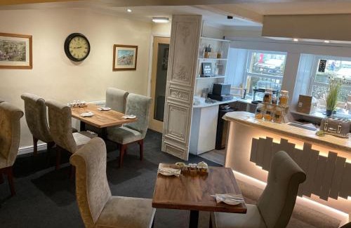 Hawes Hotel | OYO Cocketts Hotel