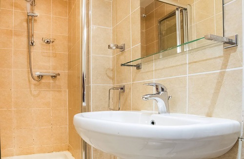 St Leonards-On-Sea Bed & Breakfast | OYO Eagle House Hotel, St Leonards Hastings