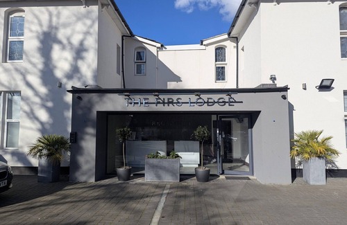 Heston Central Apartment | OYO Firs Lodge London Heathrow| Standard Twin
